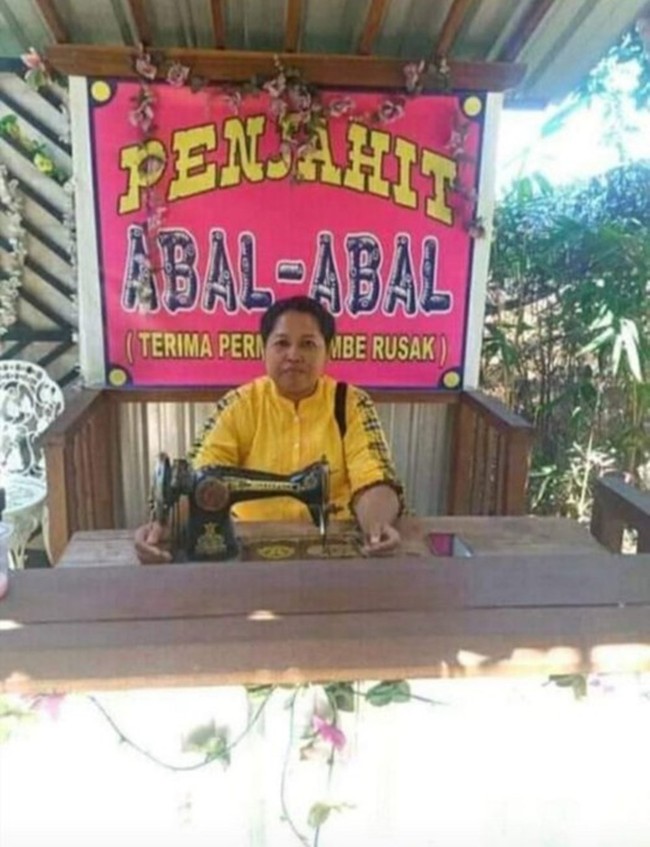 Kalau biasanya orang lain nggak mau disebut abal-abal, emak-emak yang satu ini malah menyebut dirinya sebagai penjahit abal-abal. Ada-ada saja memang ulah emak-emak. Foto: Twitter/@nocontextwarung