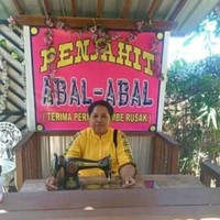 Kalau biasanya orang lain nggak mau disebut abal-abal, emak-emak yang satu ini malah menyebut dirinya sebagai penjahit abal-abal. Ada-ada saja memang ulah emak-emak. Foto: Twitter/@nocontextwarung