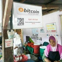 mak-emak versi modern nih yang sudah tahu bitcoin. Keren nggak nih? Foto: 1cak.com