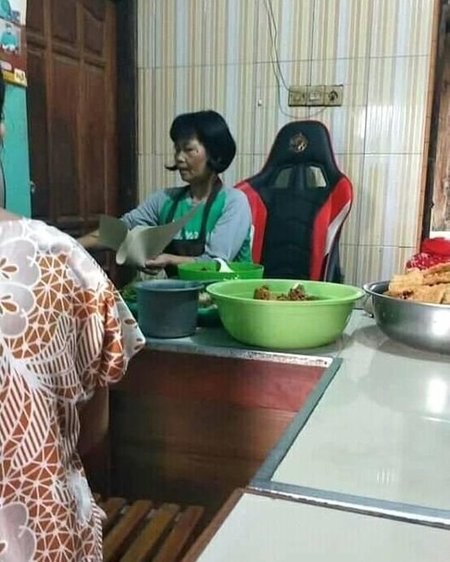 Kasihan deh kursi gaming anaknya jadi dipakai si emak buat berjualan. Jadi jualan rasa main game kalau gitu ya.. Foto: Instagram/@sukijan.id