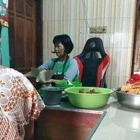 Kasihan deh kursi gaming anaknya jadi dipakai si emak buat berjualan. Jadi jualan rasa main game kalau gitu ya.. Foto: Instagram/@sukijan.id
