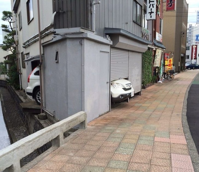 fotoinet desain nyeleneh tak bermanfaat