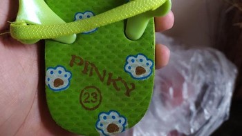 Bagaimana caranya pakai sendal nih? Foto: Brightside