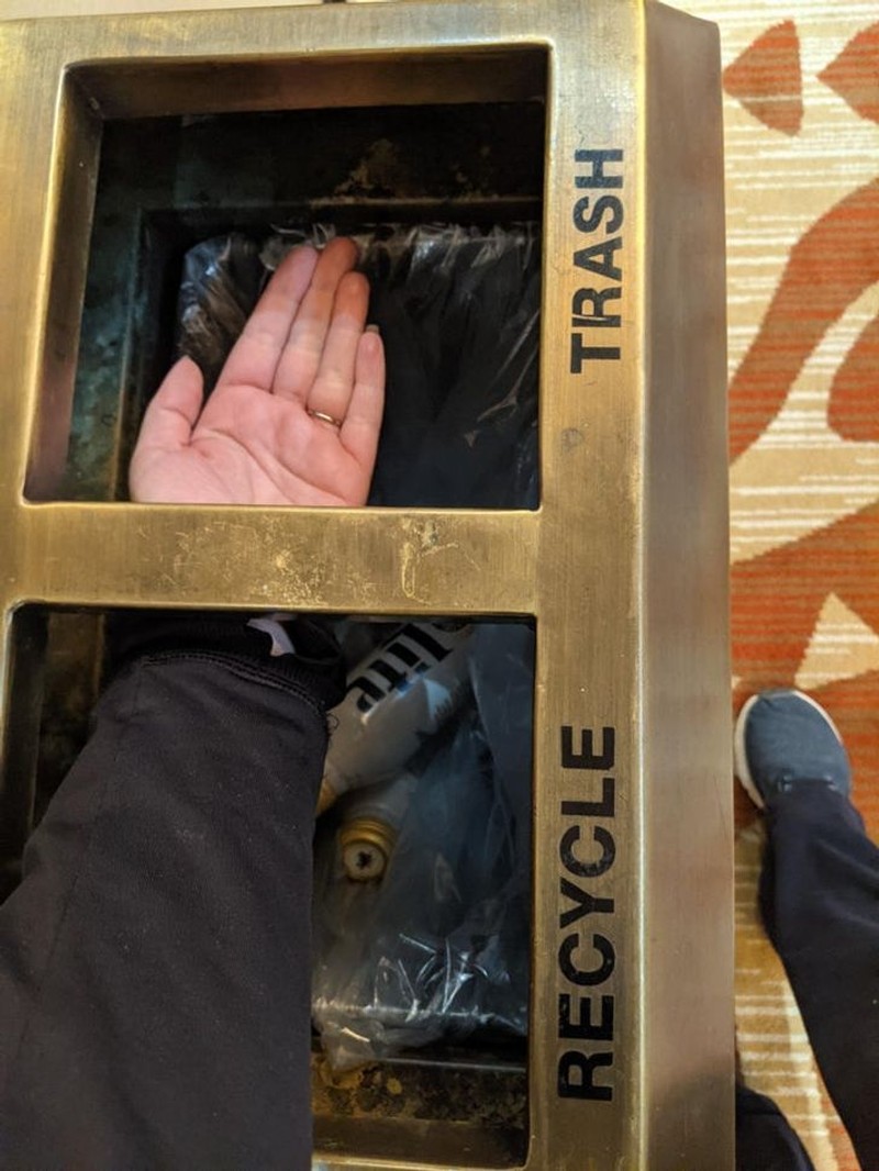 fotoinet desain nyeleneh tak bermanfaat