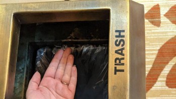 Maksudnya baik, tapi kok tempat sampahnya tidak ada pemisah ya. Foto: Brightside