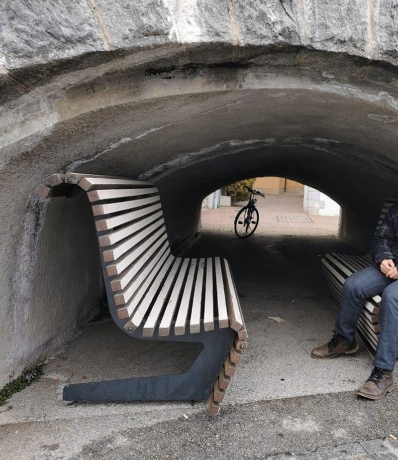 fotoinet desain nyeleneh tak bermanfaat