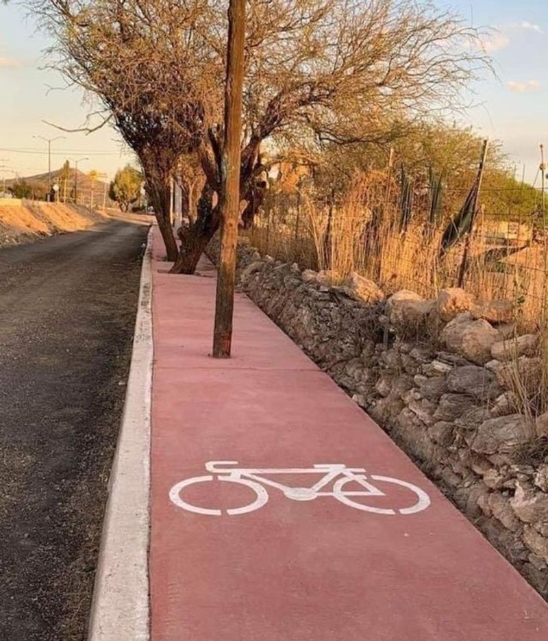 fotoinet desain nyeleneh tak bermanfaat