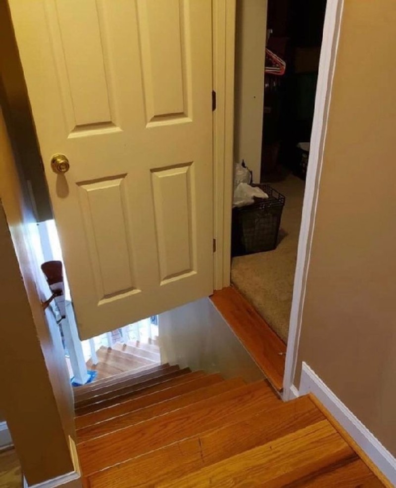 fotoinet desain nyeleneh tak bermanfaat