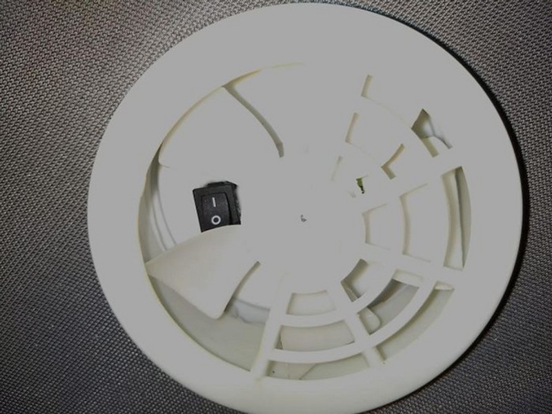 fotoinet desain nyeleneh tak bermanfaat