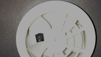 Ngeri nih, tombol powernya malah di dekat baling-baling kipasnya. Foto: Brightside