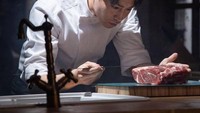 Drama yang tayang di Channel A pada 27 Maret 2020 ini berkisah tentang seorang chef terkenal bernama Kim Seung Moon diperankan oleh Eric, ia adalah seorang chef yang handal membuat makanan dari bahan organik. Foto: JTBC/ChannelA