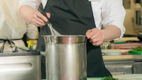 Chef tampan berikutnya bisa dilihat dalam drama berjudul The Third Charm. Di sini ada Seo Kang Joon yang berperan sebagai chef setelah sebelumnya berprofesi sebagai seorang polisi.  Foto: JTBC/ChannelA