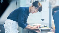 Lanjut di tahun 2017 ada drama berjudul Temprature of Love yang diperankan oleh Yang Se Jong. Di sini Yang Se Jong berperan sebagai chef yang khusus mengolah makanan Prancis. Foto: JTBC/ChannelA