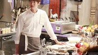 Selanjutnya ada Yoo Yeon Seok yang berperan sebagai chef sekaligus pemilik restoran dalam drama Warm and Cozy.  Drama yang tayang di MBC pada 13 Mei 2015 menampilkan Yoo Yeon Seok yang tampan mengenakan chef jacket.  Foto: JTBC/ChannelA