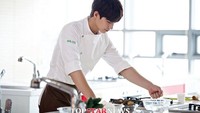 Pertama ada Song Jae Rim yang berperan sebagai chef dalam drama Surplus Princess. Sebagai selebriti chef, Song Jae Rim sukses memainkan perannya dengan keren.  Foto: JTBC/ChannelA