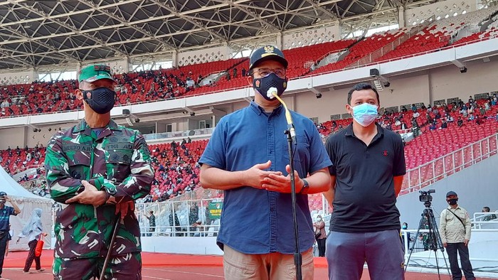 Gubernur DKI Jakarta Anies Baswedan tinjau vaksinasi massal di Stadion GBK