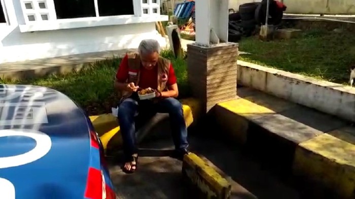 Gubernur Jawa Tengah Ganjar Pranowo membawa bekal makanan sendiri saat memantau PPKM Darurat, Minggu (4/7/2021).