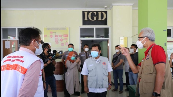 Gubernur Jawa Tengah Ganjar Pranowo saat berada di IGD RSUD M Ashari, Pemalang, Minggu (4/7/2021).