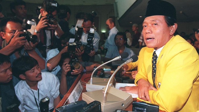 Harmoko Chairman of the ruling Golkar Party Harmoko addresses the General Elections Institute (LPU) after the announcement of the final results of last months general elections 23 June. Golkar captured 325 of the 425 parliamentary seats, the biggest ever win for Golkar. (Photo by JOHN MACDOUGALL / AFP)
