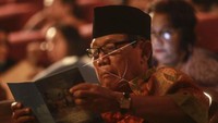 Dikutip dari laman Perpusnas, Harmoko lahir di Nganjuk, Jawa Timur, pada 7 Februari 1939. Dia dikenal sebagai politikus yang menjabat Menteri Penerangan pada era Soeharto. Harmoko mengawali kariernya sebagai wartawan dan kartunis hingga puncaknya menjadi Ketua Persatuan Wartawan Indonesia dan akhirnya ditunjuk Presiden ke-2 Soeharto sebagai Menteri Penerangan sejak 1983-1997.Antara Foto