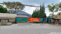 Penutupan objek wisata tersebut terlihat dari terpasangnya spanduk pemberitahuan di gerbang masuk objek wisata tersebut.