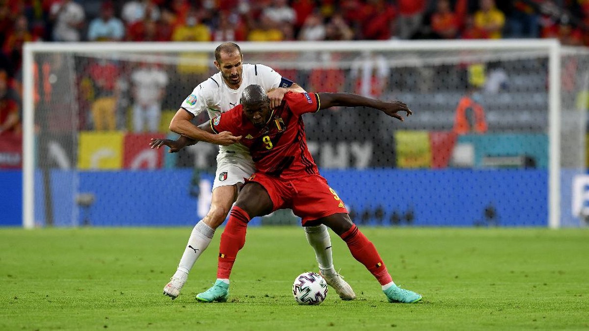 Romelu Lukaku saat harus berduel dengan Giorgio Chiellini di Euro 2020. (Foto: Getty Images/Christof Stache - Pool)