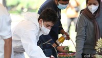 Zarno tampak tegar dan terlihat menyambut keluarga yang datang ke pemakaman Jane Shalimar. Foto: Pool/detikHOT