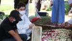 Momen Haru Anak Jane Shalimar Pakai APD Antar Ibunda ke Peristirahatan Terakhir