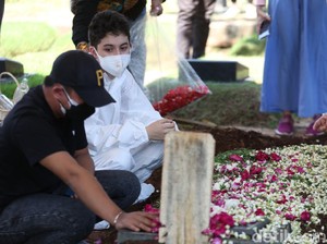 Anak Jane Shalimar Terdiam Terima Kabar Duka, Lalu Tangisnya Pecah