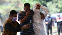 Terlihat keluarga menangis menyaksikan peti jenazah Jane Shalimar dimasukan ke dalam liang lahat. Foto: Pool/detikHOT