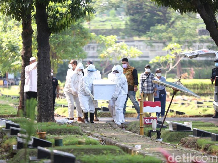 Momen Haru Anak Jane Shalimar Pakai APD Antar Ibunda ke Peristirahatan Terakhir