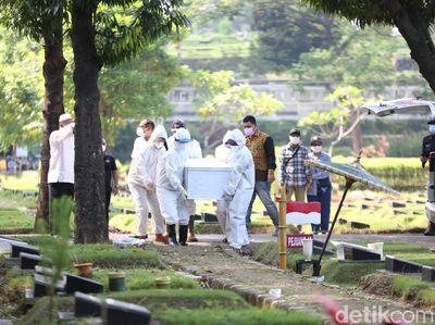 Momen Haru Anak Jane Shalimar Pakai APD Antar Ibunda ke Peristirahatan Terakhir