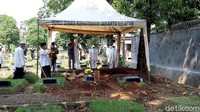 Keluarga terlihat melakukan salat jenazah di depan makam Jane Shalimar. Mereka salat dengan menjaga jarak dan memakai masker. Foto: Pool/detikHOT