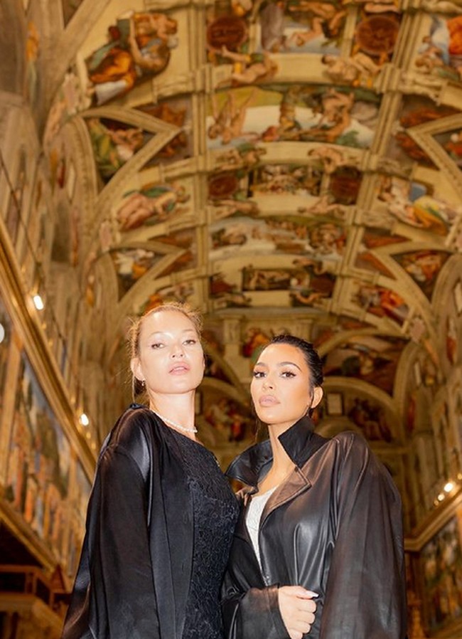 Namun, Kim mengklarifikasi bahwa dia mengenakan jaket saat berada di dalam. Pada momen tersebut, Kim ditemani oleh Kate Moss. Foto: dok. Instagram