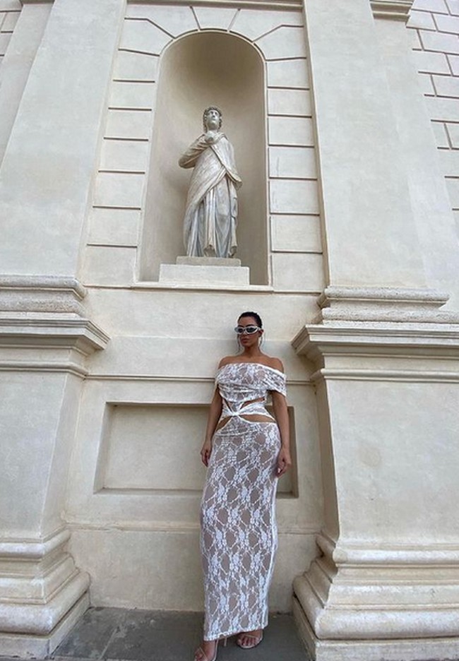 Kim Kardashian baru-baru ini mengunjungi gereja Vatikan di Italia. Saat tur ke tempat suci dan kediaman resmi Paus Fransiskus itu, Kim dikritik karena mengenakan pakaian seksi. Foto: dok. Instagram/@kimkardashian