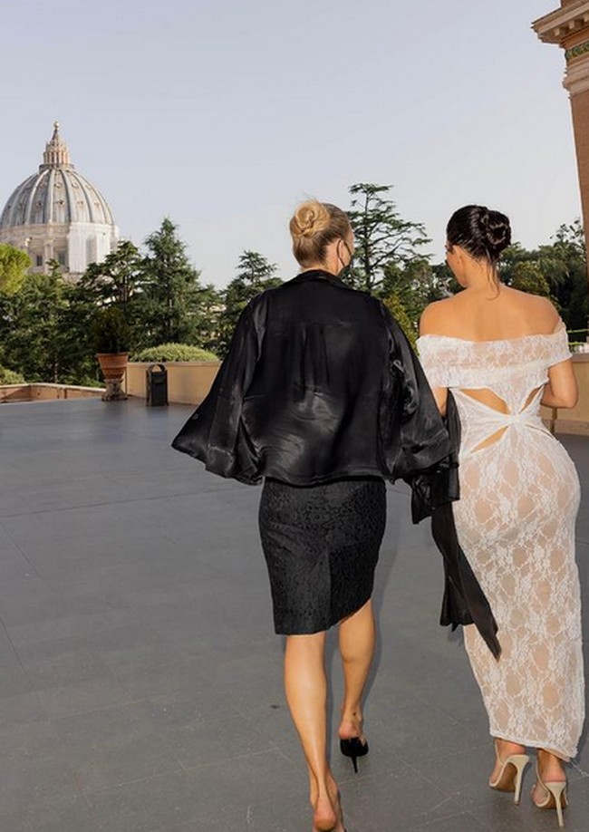 Terima kasih @ocspecial untuk mengatur kunjungannya. (Jangan khawatir, saya mematuhi aturan berpakaian dan sepenuhnya tertutup saat berada di dalam Basilika Santo Petrus dan Kapel Sistina), tulis Kim di keterangan foto Instagramnya.Foto: dok. Instagram/@kimkardashian