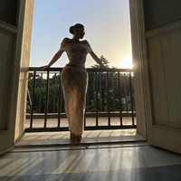 Busana yang digunakan Kim tersebut pun cukup menerawang. Gaun yang dikenakannya datang dari rumah mode Barragan. Foto: dok. Instagram/@kimkardashian