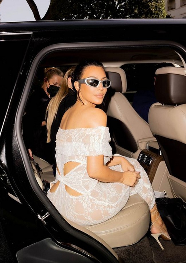 Sebelumnya, Kim ramai diperbincangkan di Twitter atas pilihan busananya saat di Vatikan. Foto: dok. Instagram/@kimkardashian