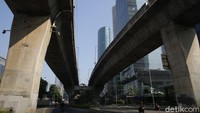 Di hari kedua penerapan PPKM Darurat, sejumlah ruas jalan di Ibu Kota pun tampak lengang.