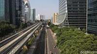 Jakarta yang kerap sibuk dengan berbagai aktivitas para warganya kini tampak sepi dan beristirahat. 