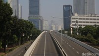 Tak banyak terlihat kendaraan lalu lalang di sejumlah ruas jalan Ibu Kota.