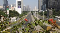Penampakan ruas jalan yang tampak lengang dari kendaraan di salah satu jalan yang berada di Kota Jakarta. 