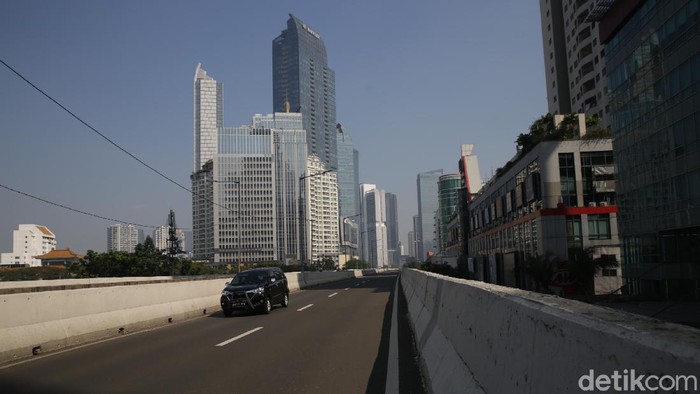 Ruas-ruas jalanan Kota Jakarta tampak lengang dari hiruk-pikuk berbagai kendaraan. Pasalnya saat ini Jakarta tengah memberlakukan PPKM Darurat guna tekan kasus COVID-19 di Ibu Kota.