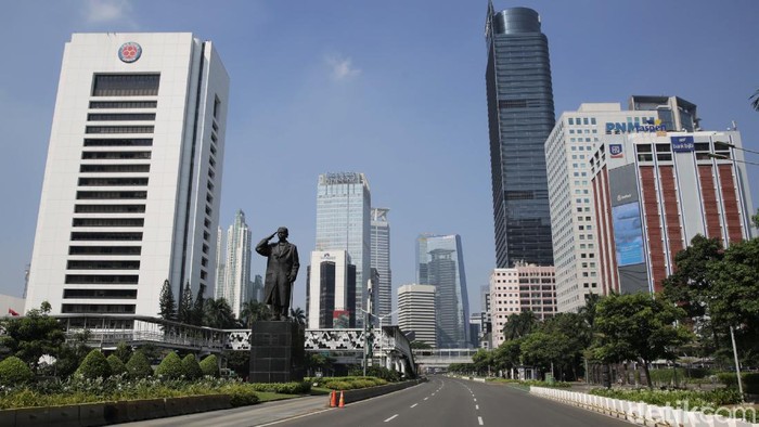 Lengangnya Jalanan Ibu Kota di Akhir Pekan Saat PPKM Darurat Ruas-ruas jalanan Kota Jakarta tampak lengang dari hiruk-pikuk berbagai kendaraan. Pasalnya saat ini Jakarta tengah memberlakukan PPKM Darurat guna tekan kasus COVID-19 di Ibu Kota.