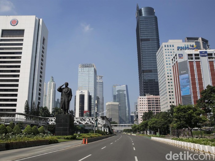 Ruas-ruas jalanan Kota Jakarta tampak lengang dari hiruk-pikuk berbagai kendaraan. Pasalnya saat ini Jakarta tengah memberlakukan PPKM Darurat guna tekan kasus COVID-19 di Ibu Kota.