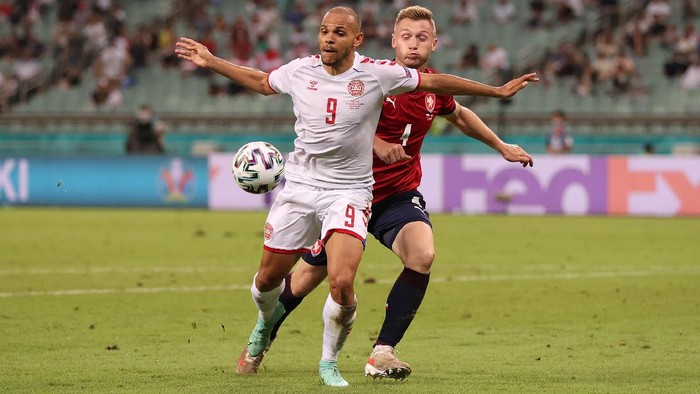 BAKU, AZERBAIJAN - JULY 03: Martin Braithwaite of Denmark shields the ball from Jakub Brabec of Czech Republic during the UEFA Euro 2020 Championship Quarter-final match between Czech Republic and Denmark at Baku Olimpiya Stadionu on July 03, 2021 in Baku, Azerbaijan. (Photo by Naomi Baker/Getty Images)