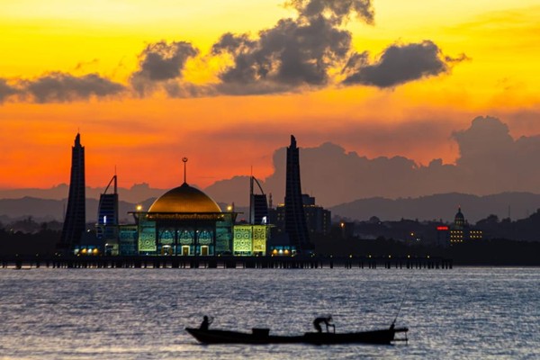 Keindahan bangunan masjid Al-Alam pun kerap menjadi sasaran pecinta fotografi dan swafoto. (Pemrov Kendari) Keindahan bangunan masjid Al-Alam pun kerap menjadi sasaran pecinta fotografi dan swafoto. (Pemrov Kendari)