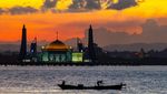 Potret Senja Merona di Masjid Terapung Al-Alam Kendari
