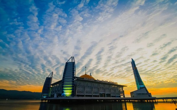 Posisi masjid yang terlihat seolah terapung di atas air dan memiliki empat menara memberi kesan artistik dan elegan. (Pemrov Kendari) Posisi masjid yang terlihat seolah terapung di atas air dan memiliki empat menara memberi kesan artistik dan elegan. (Pemrov Kendari)