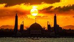 Potret Senja Merona di Masjid Terapung Al-Alam Kendari